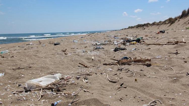 Kocaelide 2 kilometrelik kumsal çöple kaplandı