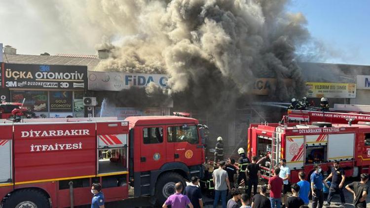 Diyarbakır’da sanayi sitesinde yangın 4 iş yerine yayıldı