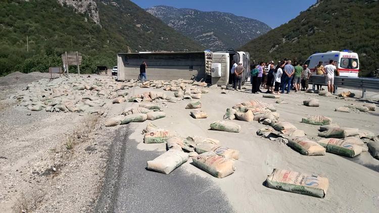 Çimento yüklü TIR devrildi, yol trafiğe kapandı