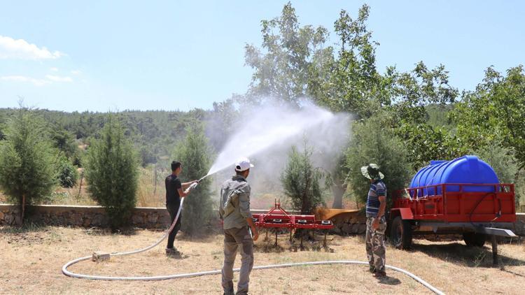 Sulama tankerleriyle yangın nöbeti tutuyorlar