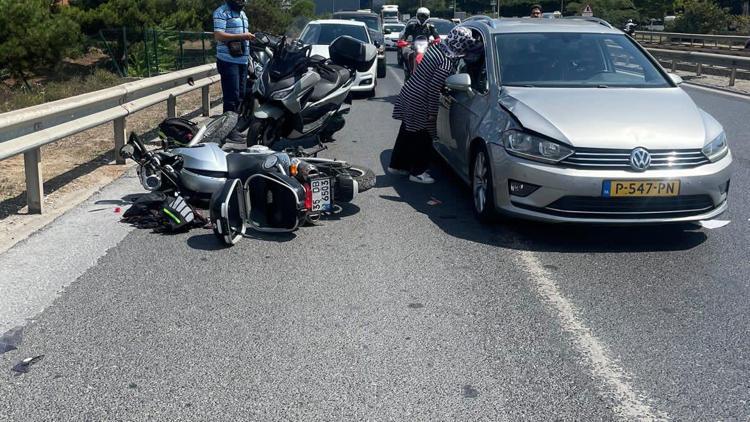 Ümraniyede kontrolsüz şerit değiştiren otomobile motosiklet çarptı