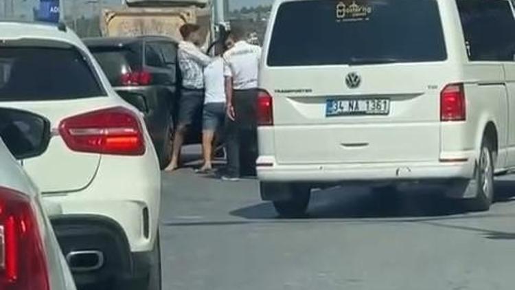 Başakşehirde yol tartışması kamerada