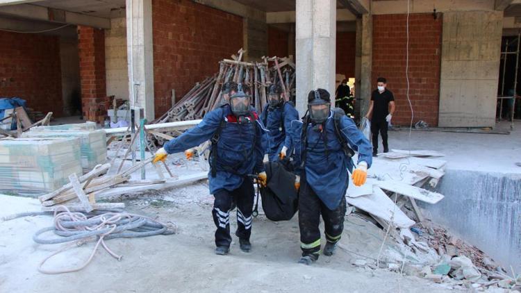 Amasyada şüpheli ölüm İnşaatta bulundu, ekipler oksijen maskesi takarak çıkardı