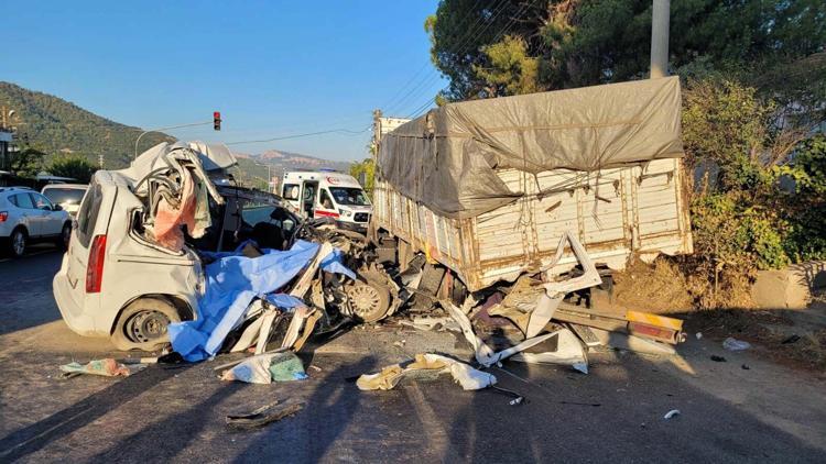 Manisada hafif ticari araç, kamyona çarptı: 4 ölü, 3 ağır yaralı