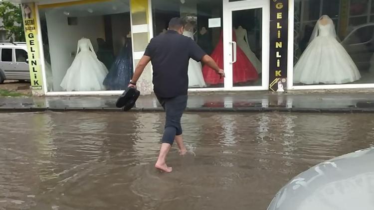 Ağrıda sağanak; yollar göle döndü, sürücüler zor anlar yaşadı