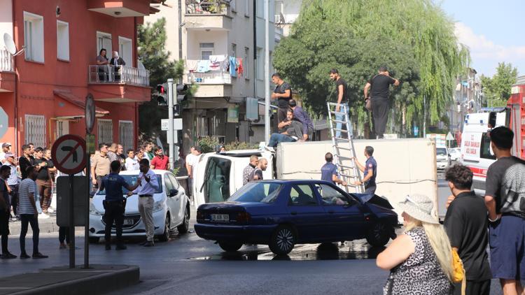 Kayseride iki otomobil ve kamyonet çarpıştı: 3 yaralı