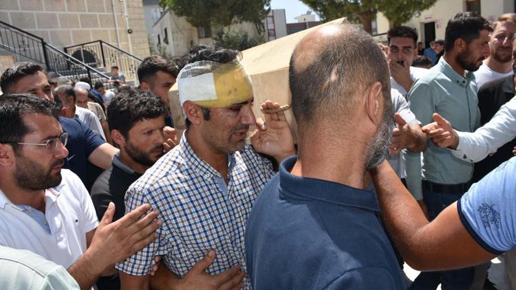 Başındaki sargıyla aynı kazada ölen kızının tabutunu omzunda taşıdı