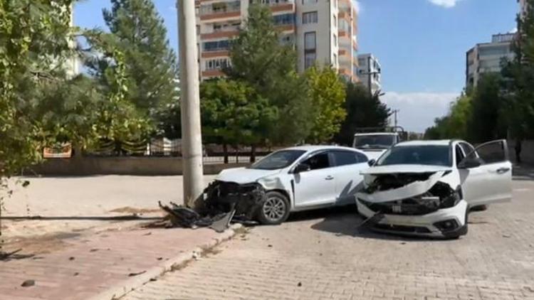 Diyarbakır’da otomobiller kafa kafaya çarpıştı: 3 yaralı