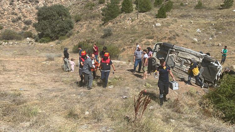 Hafif ticari araç, şarampole devrildi: 6 yaralı