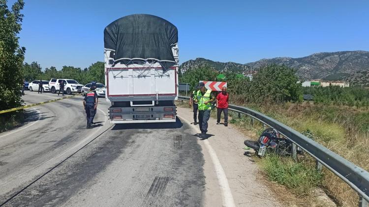 Kamyonla çarpışan motosikletteki Zühtü ile Yiğit öldü