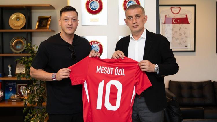 Mesut Özilden TFF Başkanı Hacıosmanoğluna ziyaret