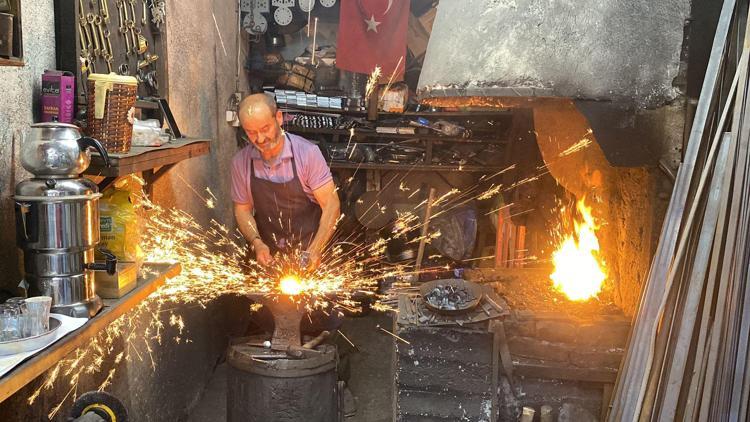 UNESCO Çilingirinin yaptığı metal eşyalar, tarihi konakların kapılarını süslüyor