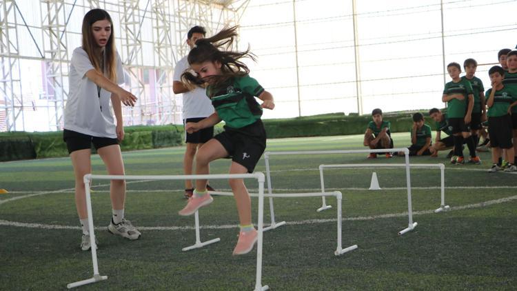 Yüksekovalı Ronahi, memleketinde futbolcu kızlar yetiştiriyor