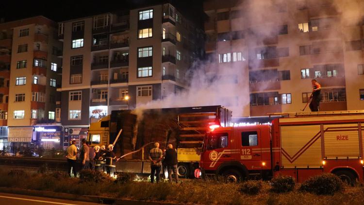 Rizede karton yüklü TIRın dorsesi yandı, Sahil Yolunda kilometrelerce araç kuyruğu oluştu