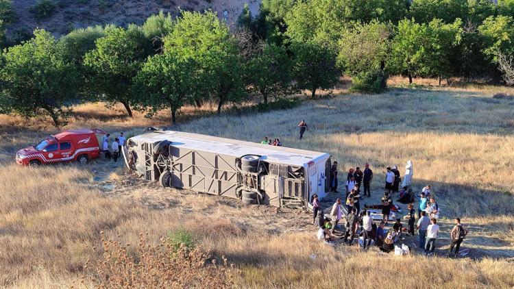 Malatyada yolcu otobüsü devrildi; 3ü ağır 22 yaralı