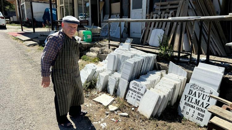 62 yıllık mezar taşı ustası, kendisi için 2 ayrı mezar taşı yaptı