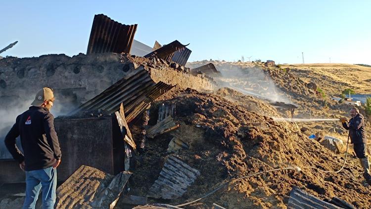 Yangında 25 ton saman küle döndü