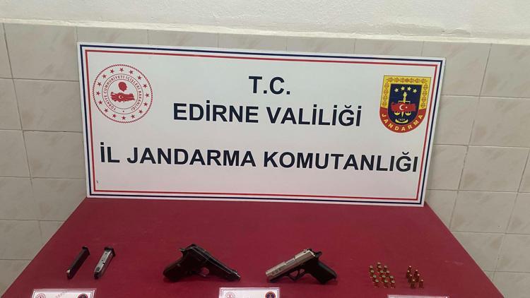 Edirne’de durdurulan araçta ruhsatsız silahlar ele geçirildi