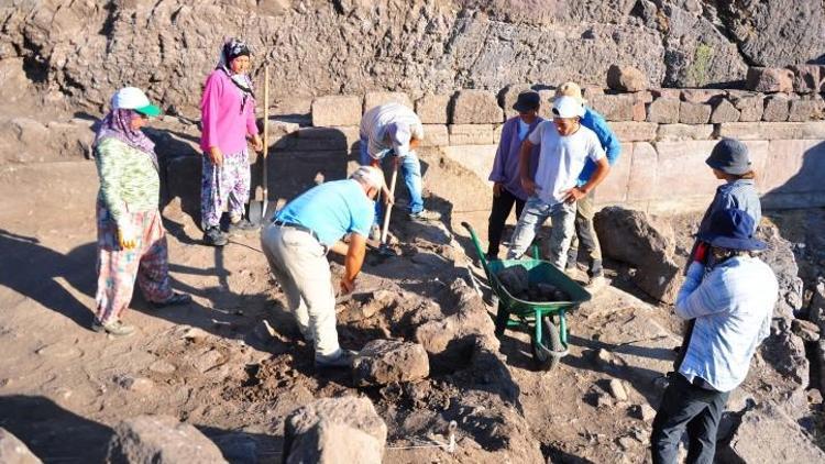 Aigaide 2 bin 700 yıllık agora keşfedildi