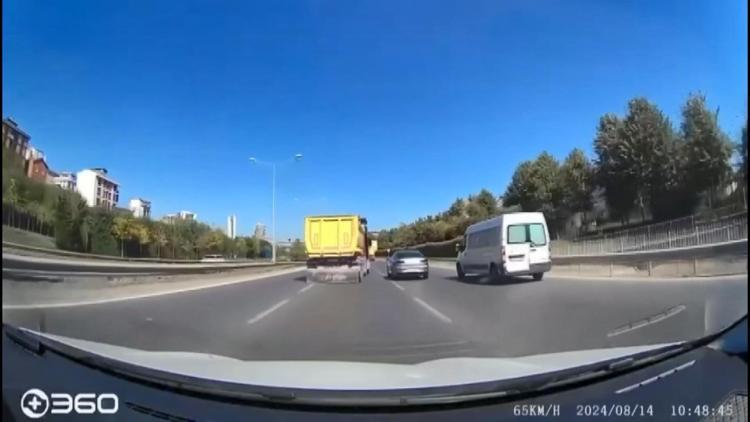 İSTANBUL - Çekmeköy’de trafikte yol verme tartışması kamerada