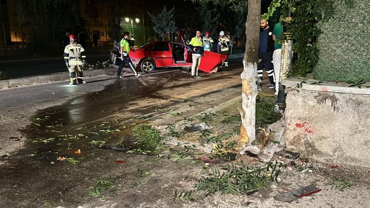 Kütahyada, ağaca çarparak takla atan otomobilin sürücüsü yaralandı