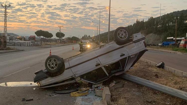 Otomobil direğe çarpıp, takla attı: 1’i çocuk, 4 yaralı