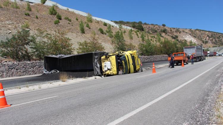 Çankırıda kömür yüklü TIR devrildi