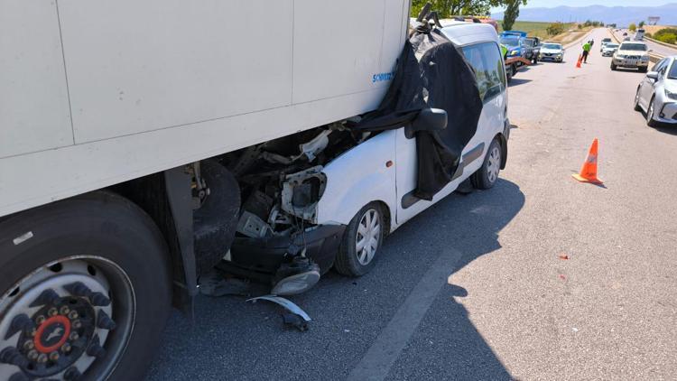 TIR’a çarpan hafif ticari aracın sürücüsü öldü