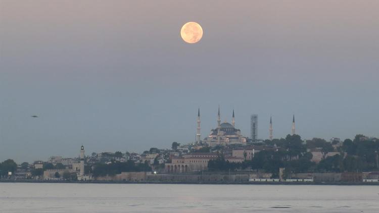 Süper Ay İstanbulda görsel şölen oluşturdu