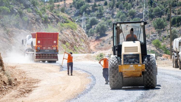 Büyükşehir Gülnar’da yollarını iyileştiriyor