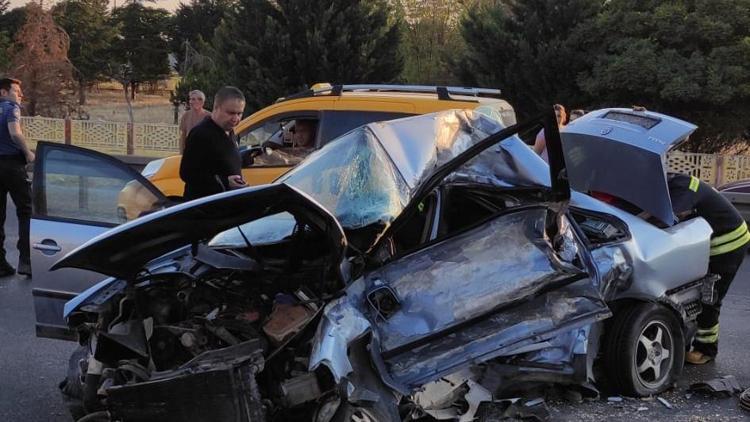 Kavşakta TIR’la çarpışan otomobilin sürücüsü ile yanındaki annesi öldü