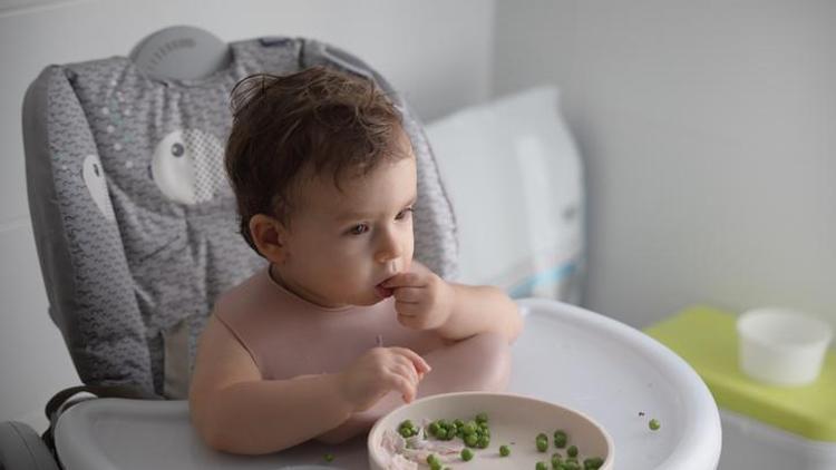 Tüm dünyada ebeveynler bunu tartışıyor: Baby-led weaning yani BLW çocuklar için söylendiği kadar faydalı mı Bilim ne diyor