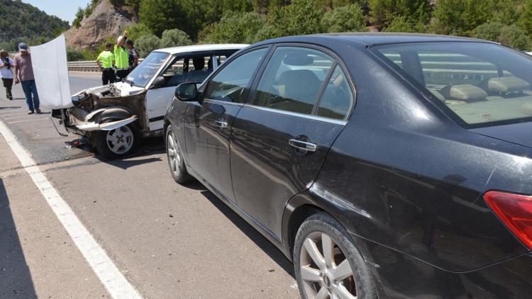 Amasya’da iki otomobil çarpıştı; çift ile oğulları yaralandı