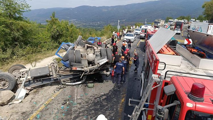 Bolu Dağında kum yüklü TIR karşı şeride geçip otomobile çarptı: 2 ölü, 2 yaralı