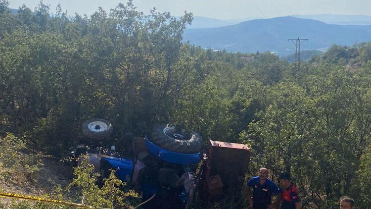 Devrilen traktörün altında kalarak öldü