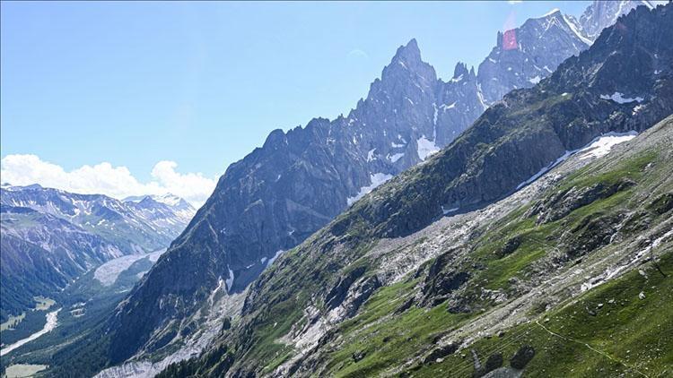 İki dağcı yüzlerce metre yüksekten düşerek öldü