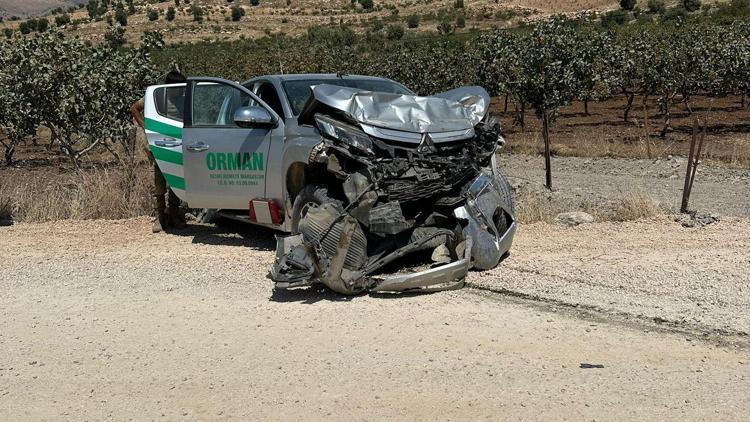 Kamyonet ile kamyon çarpıştı; 2si orman personeli 4 yaralı