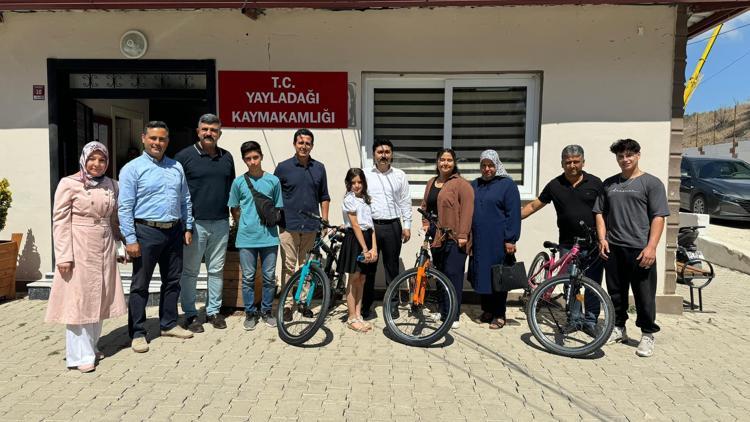 Hatay’da LGS-YKS şampiyonlarına bisiklet hediye edildi