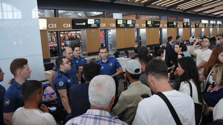 İstanbul Havalimanında iki gündür bekletilen yolculardan firmaya tepki