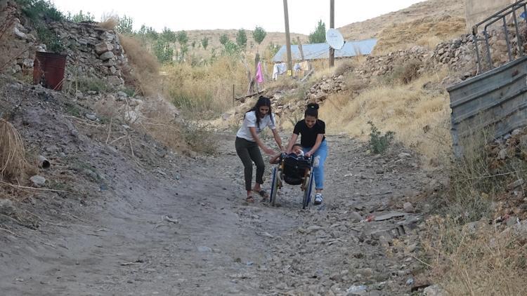 Engebeli yolda düşüp kolunu kıran engelli Revat, asfalt yol istiyor