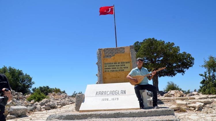 Karacaoğlanın anıt mezarı harabeye döndü