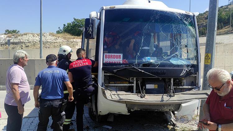 Burdurda midibüs yan yola düştü: 11 yaralı