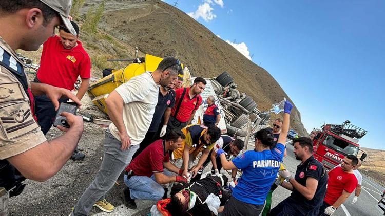 TIR ile taksi çarpıştı; 1i polis memuru, 4 ölü