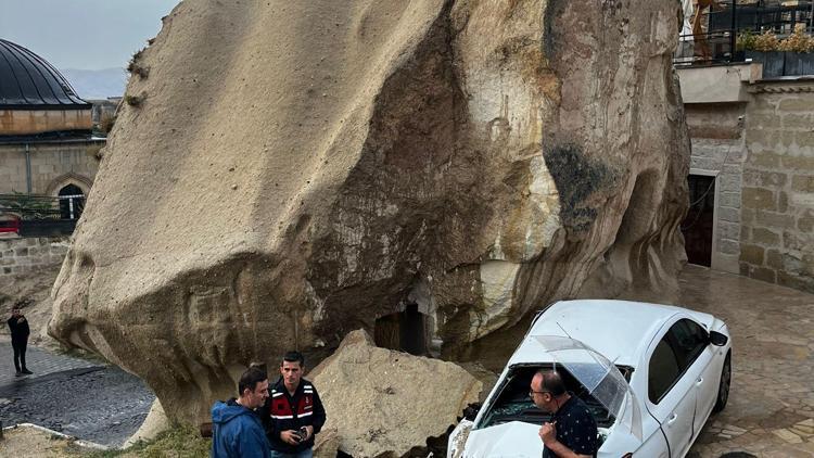 Nevşehirde sağanak sele neden oldu; peribacalarından düşen kaya parçaları otomobillere zarar verdi