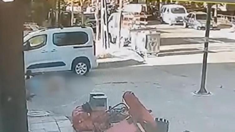 Beylikdüzünde otomobilin 4 çocuğa çarptığı kaza kamerada