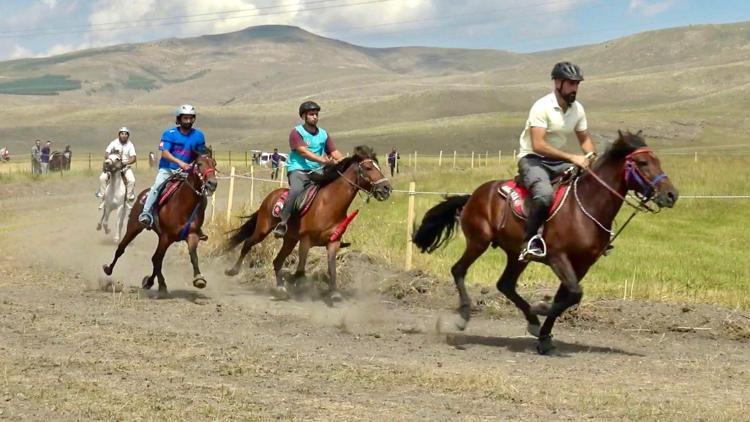 Sağanak etkili oldu, rahvan at şampiyonasının final koşusu ertelendi