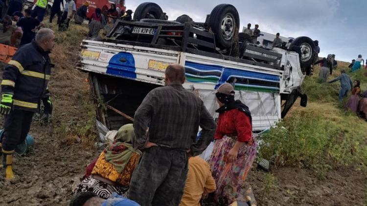 Çorumda tarım işçilerinin taşındığı kamyonet devrildi: 12 yaralı