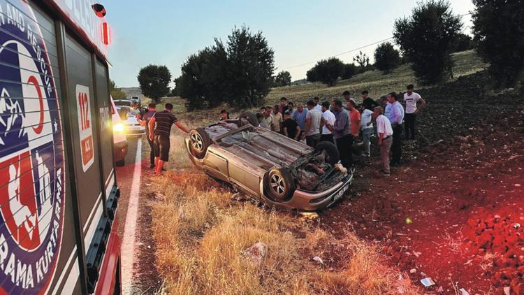 Adıyamanda otomobil, tarlaya devrildi;  3 yaralı