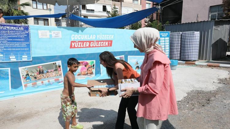 Bayraklıda 20 çocuk ilk kez havuzla tanıştı