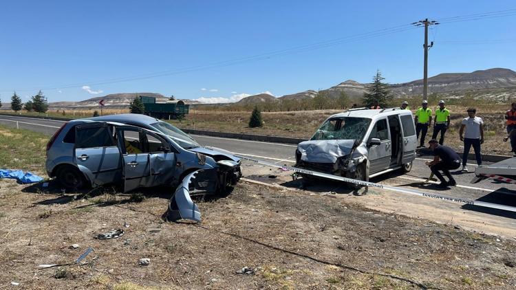 Nevşehirde otomobil ile hafif ticari araç çarpıştı: 1 ölü, 4 yaralı